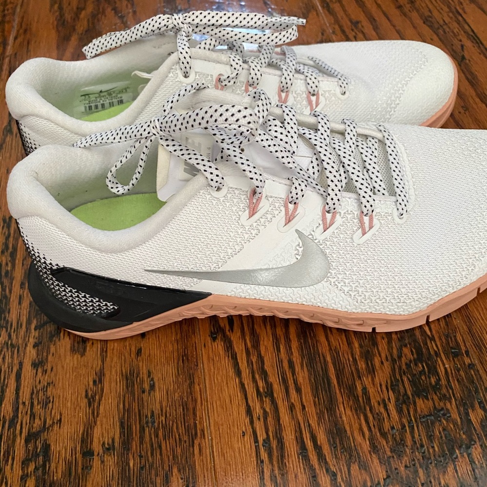 Nike Metform 7.5 womens